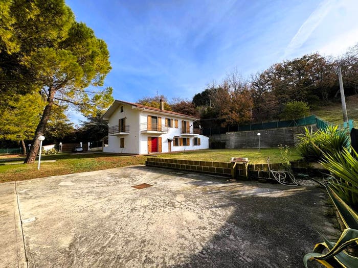 Casa con 6 locali in vendita in Lapedona