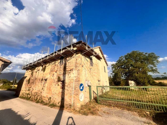 Casa con 6 locali in vendita in LOC FONTE D'ORO, Centro, Montefalco