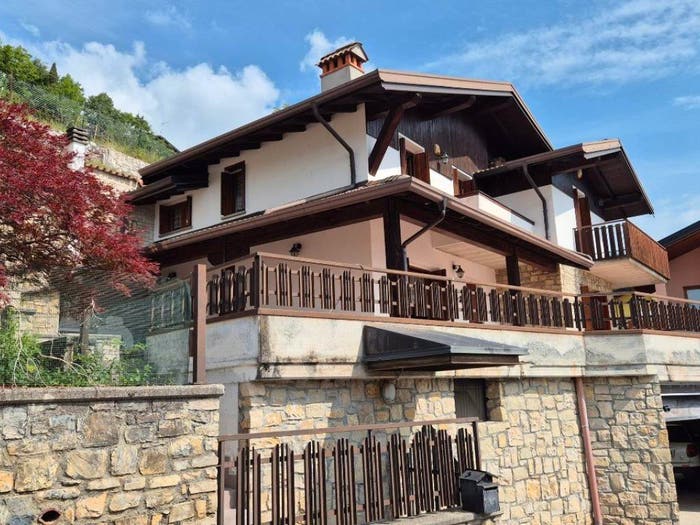 Casa con 6 locali in vendita in Ossimo