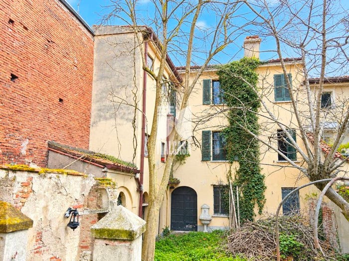 Casa con 6 locali in vendita in via Carlo Montanari, Centro, Mantova