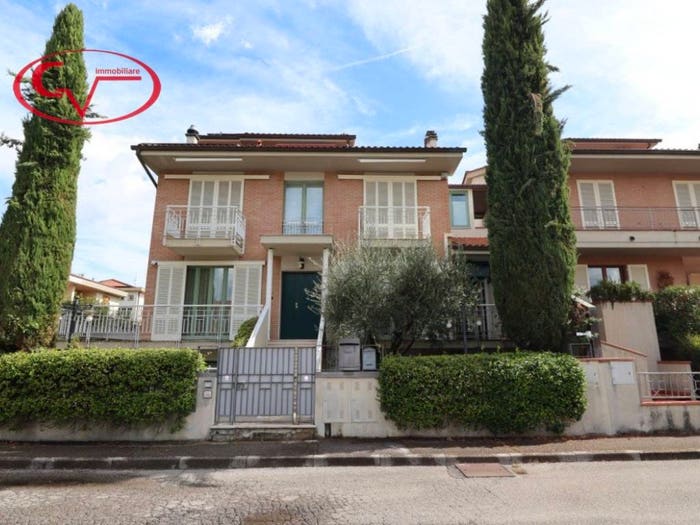 Casa con 6 locali in vendita in Via Amerigo Vespucci, Città, Montevarchi