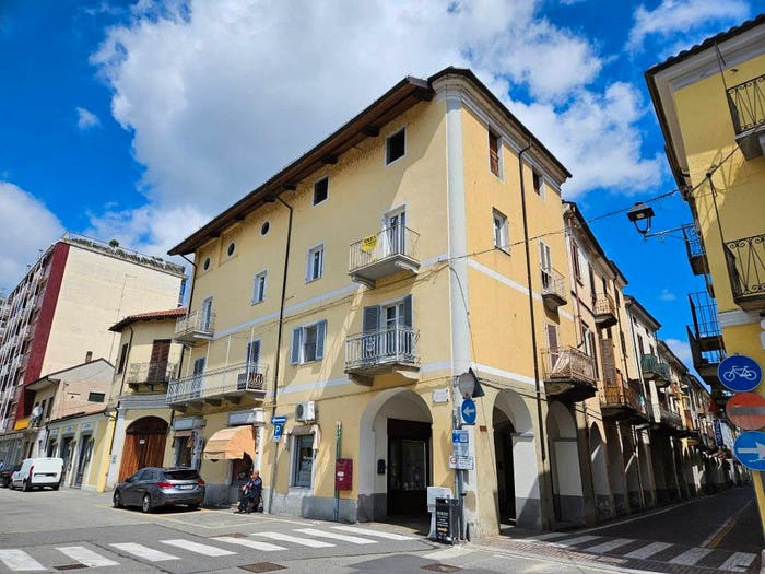 Appartamento quadrilocale in vendita in Piazza Giuseppe Garibaldi, Centro, Crescentino