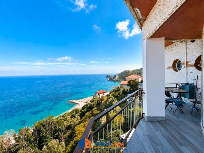 Appartamento con 5 locali in vendita in Via Aprile, Bergeggi