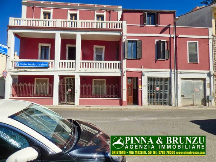 Appartamento con 6 locali in vendita in Via Tharros, Centro, Oristano