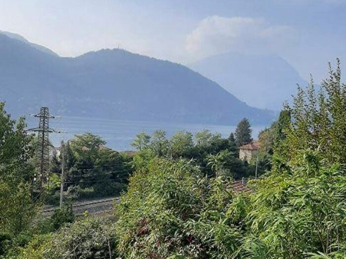 Casa con 6 locali in vendita in Lierna