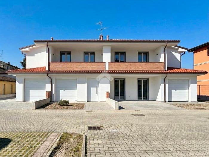 Casa con 5 locali in vendita in Via Circonv Est, Centro, Luzzara