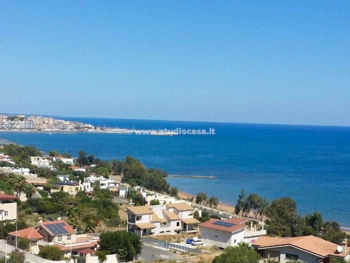 Appartamento con 6 locali in vendita in Lungomare Capocolonna, Crotone