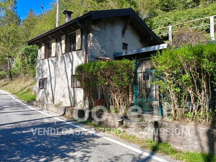Casa bilocale in vendita in Strada Provinciale, Casalzuigno