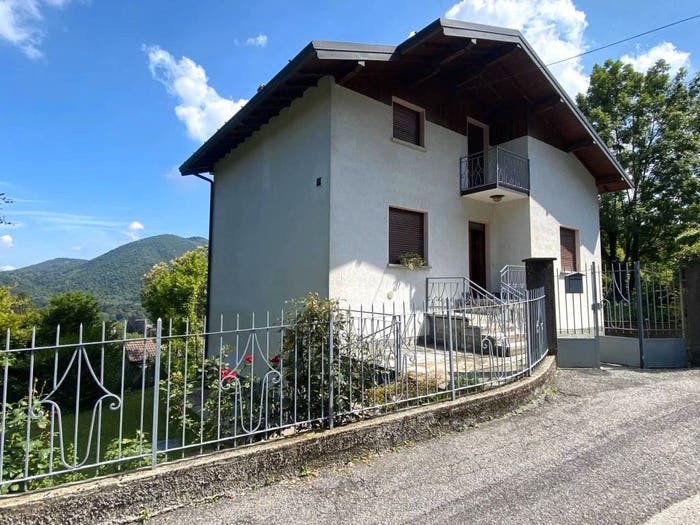 Appartamento in vendita in Via Valvassori Peroni, Lanzo D'Intelvi, Alta Valle Intelvi