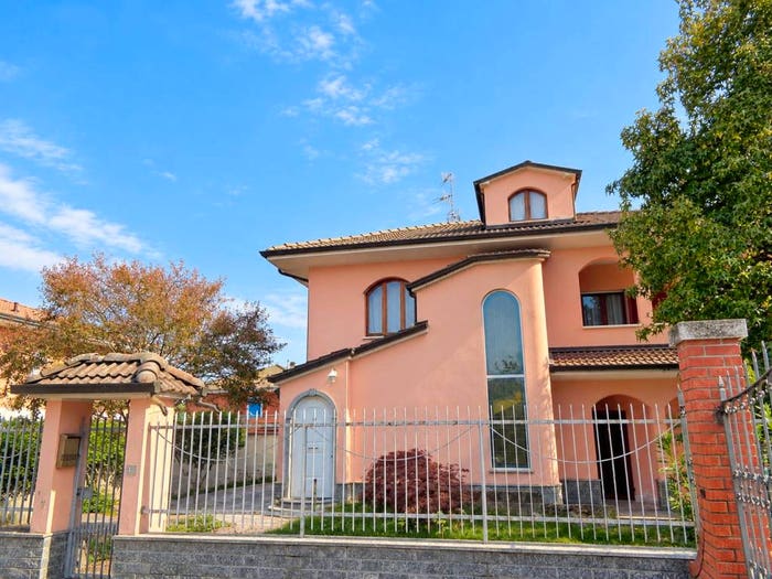 Casa con 6 locali in vendita in Via Aldo Moro, Caresanablot