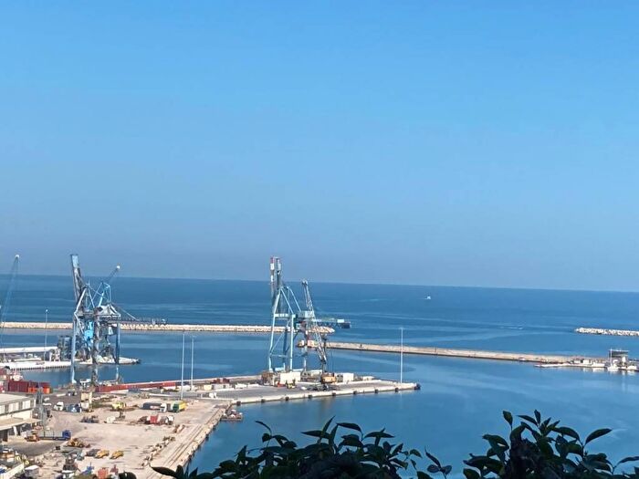 Appartamento quadrilocale in vendita in Via Enrico Cialdini, Capodimonte, Ancona