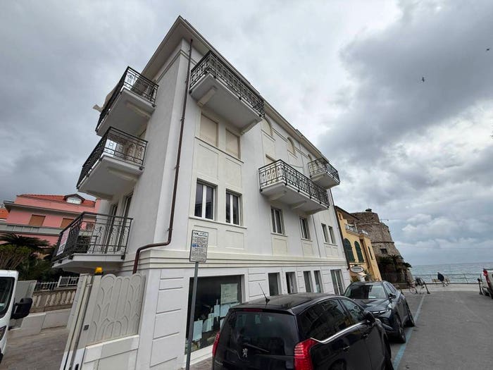 Appartamento trilocale in vendita in Piazza San Francesco, Borgo Coscia, Alassio