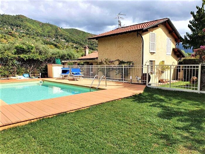 Casa con 6 locali in vendita in Pietrasanta