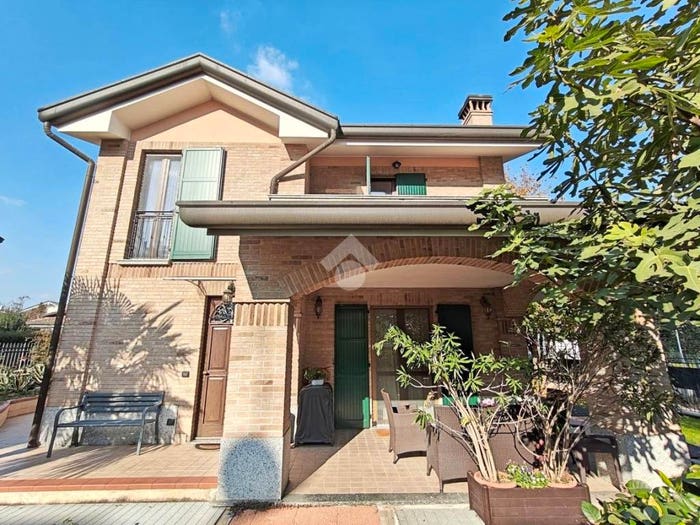 Casa quadrilocale in vendita in Via Magenta, Centro, Carate Brianza