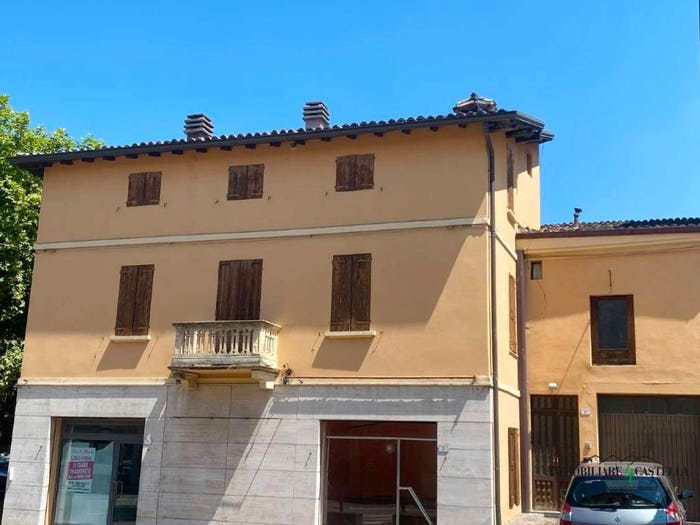 Appartamento con 6 locali in vendita in via Val denza sud, Canossa