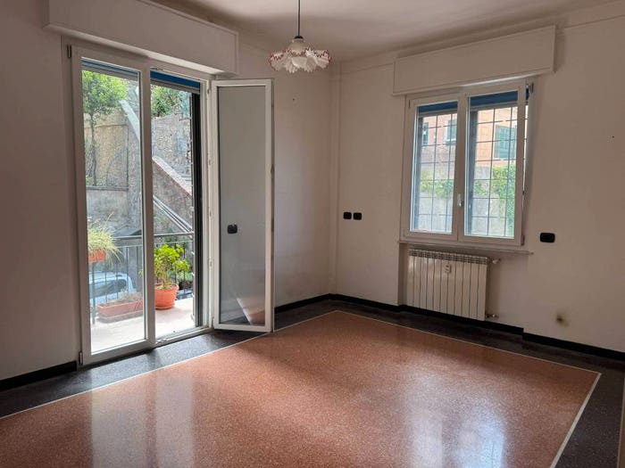 Appartamento trilocale in vendita in Via Montello, Marassi, Genova