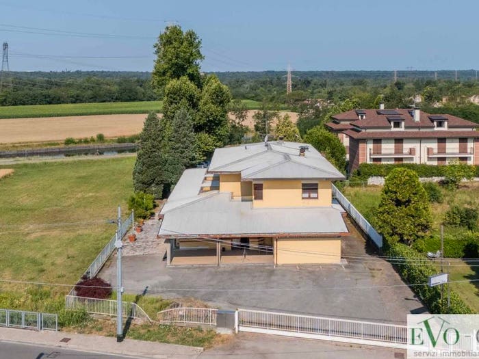 Appartamento con 6 locali in vendita in Via Ponte di Castano, Nosate