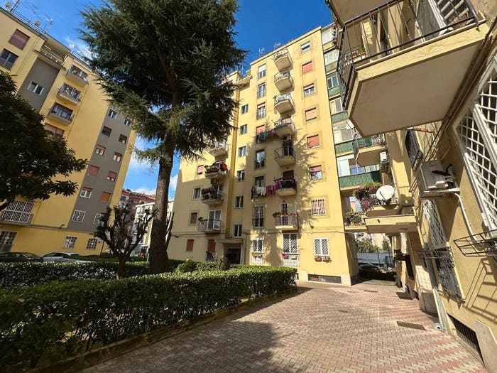 Appartamento trilocale in vendita in Via Francesco dell'Erba, Arenella, Napoli