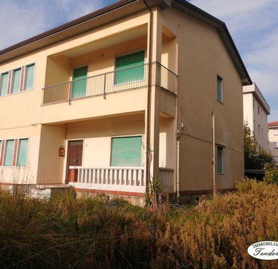 Casa con 6 locali in vendita in Avenza, Carrara