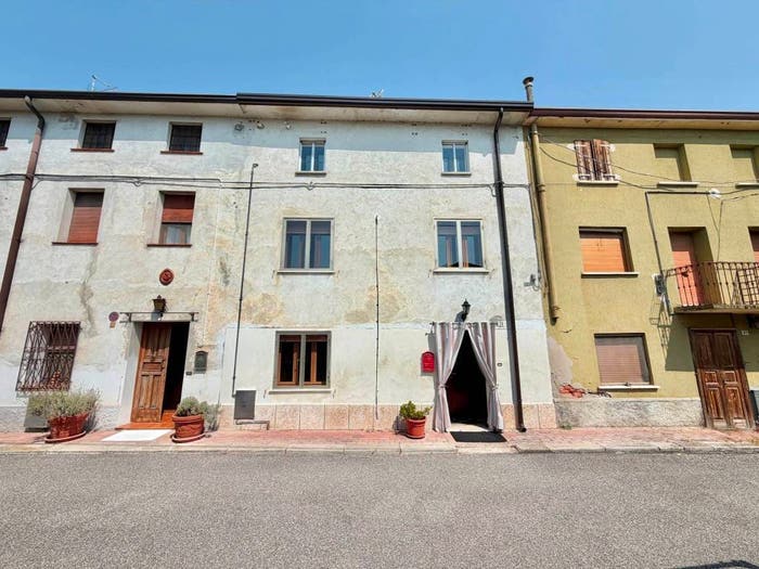 Casa con 6 locali in vendita in Via Fratelli Cairoli, Centro, Erbè