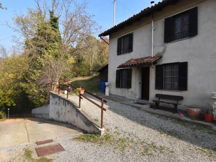Casa quadrilocale in vendita in Via Nisorella, Mombercelli