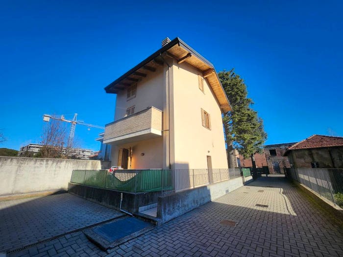 Casa con 6 locali in vendita in Via Padre Luigi Sampietro, Saronno
