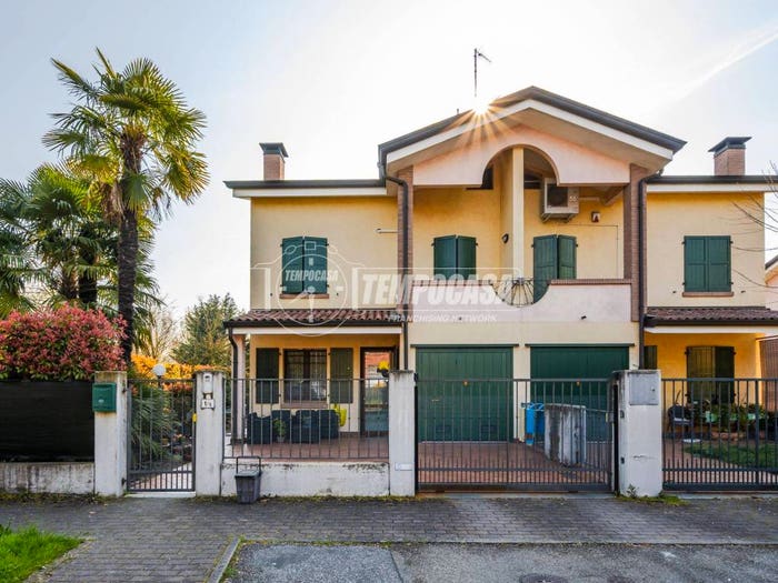 Casa quadrilocale in vendita in Via Manzotti G, Centro, Correggio