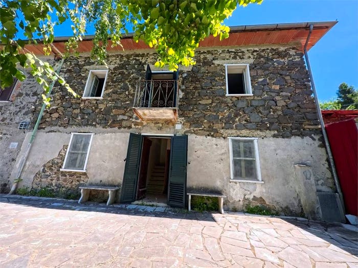 Casa con 6 locali in vendita in Minucciano