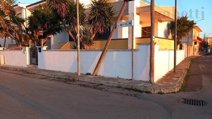 Appartamento con 5 locali in vendita in Via Petrarca, Salice Salentino