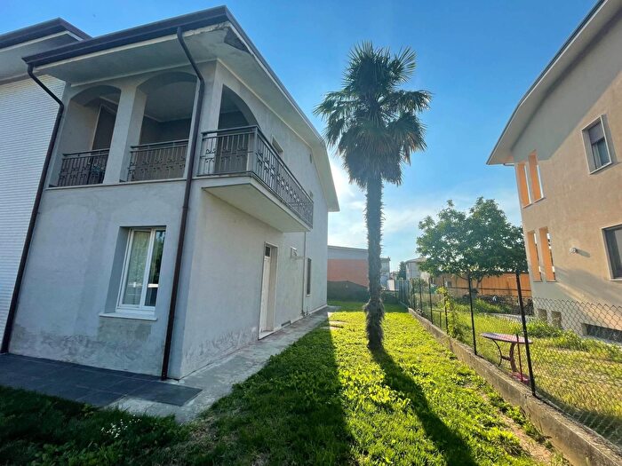 Casa trilocale in vendita in Viale Fratelli Cervi, Borgo Virgilio