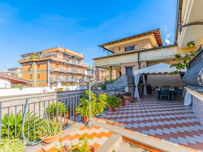Casa con 6 locali in vendita in via Ognina, Borghesiana, Roma