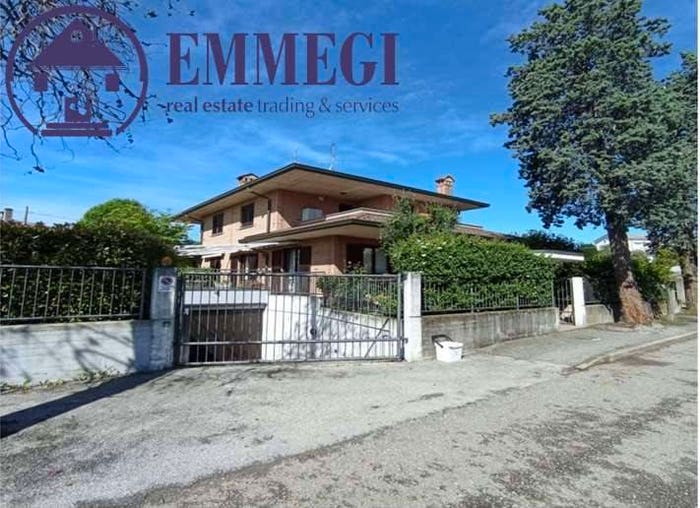 Appartamento con 6 locali in vendita in Frazione Romanò Brianza via Zara, Centro, Inverigo
