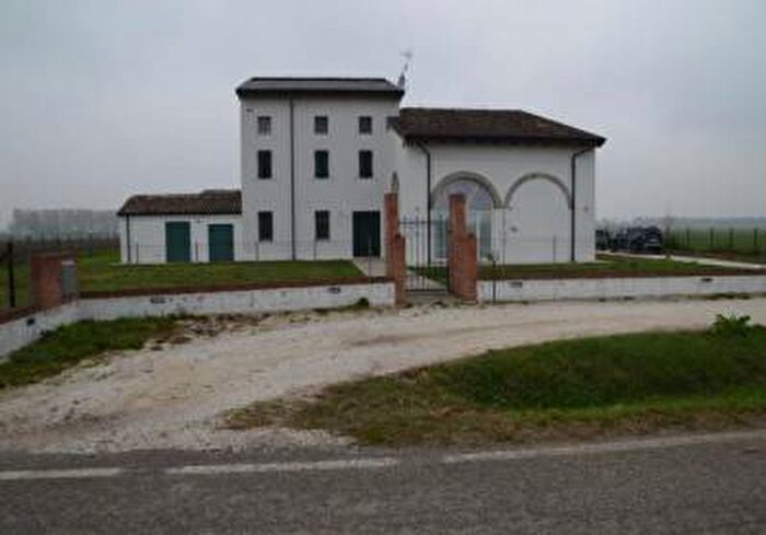 Casa con 6 locali in vendita in Via Savazzona, Quistello