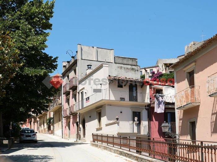 Casa quadrilocale in vendita in Via Vincenzo Bellini, Novara di Sicilia