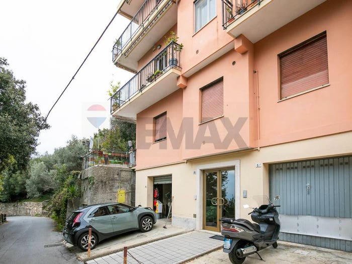 Appartamento con 6 locali in vendita in Via Alberico Lanfranco, Apparizione, Genova