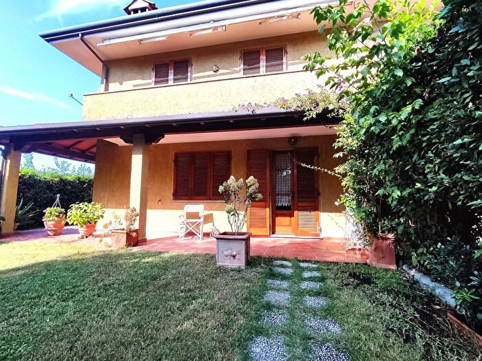 Casa con 6 locali in vendita in Forte Dei Marmi
