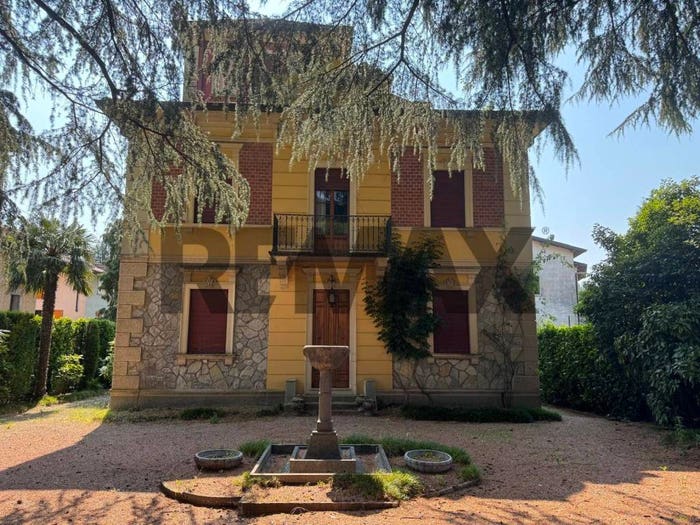 Casa con 6 locali in vendita in PIAZZA RISORGIMENTO, Centro, Viggiù