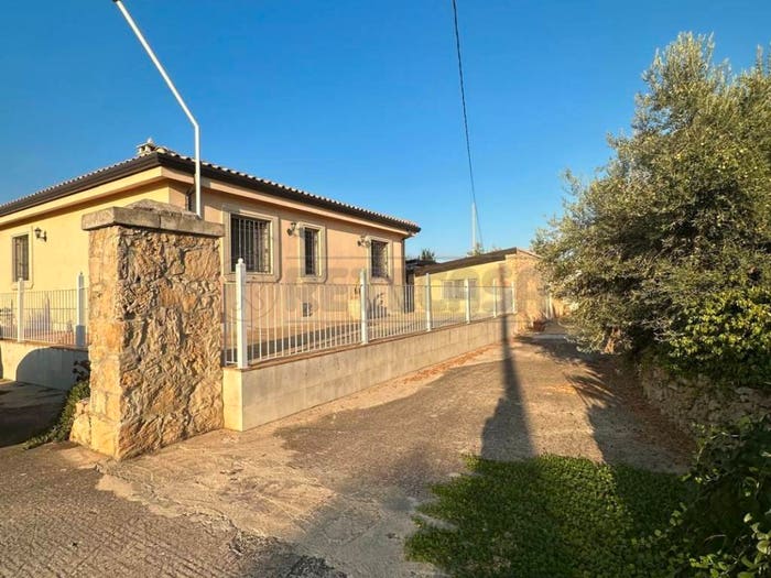 Casa con 6 locali in vendita in Via Cristoforo Colombo, Punta Milocca Fanusa Mare, Siracusa