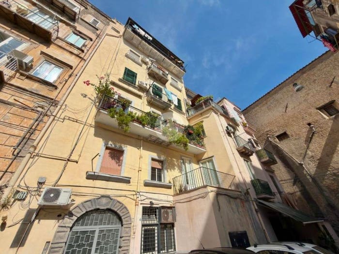 Appartamento quadrilocale in vendita in Piazzetta San Giovanni in Porta, Centro Storico, Napoli