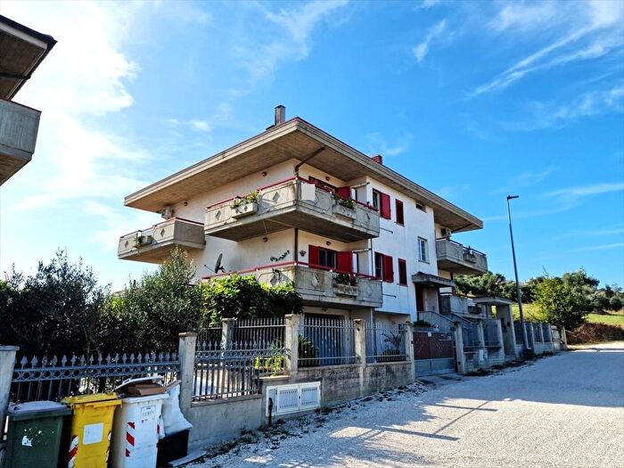 Appartamento con 6 locali in vendita in Via Maiella, Silvi