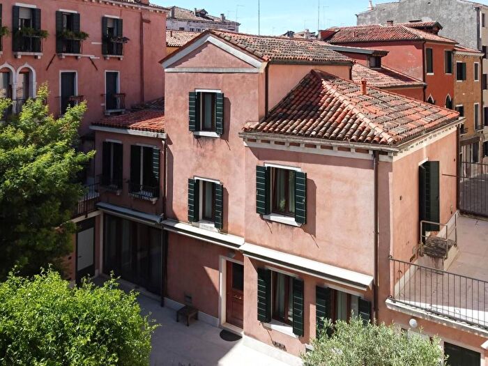 Casa quadrilocale in vendita in Rio Tera' De le Carampane, San Polo, Venezia