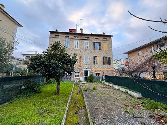 Casa con 6 locali in vendita in Via Andrea Costa, Porto San Giorgio