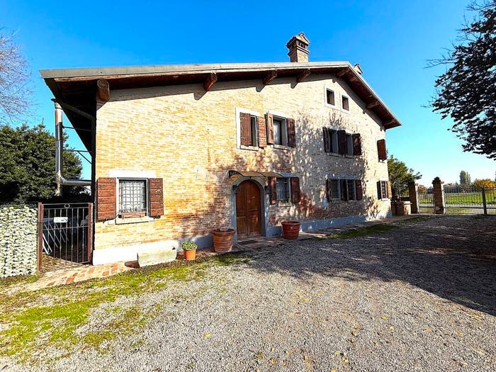 Casa quadrilocale in vendita in via Maestra Grande, Renazzo, Cento