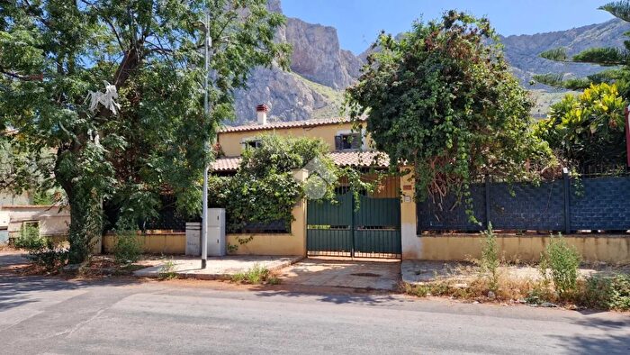Casa con 9 locali in vendita in Via Tritone, Palermo
