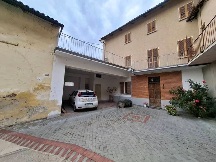Casa con 6 locali in vendita in Govone, Centro
