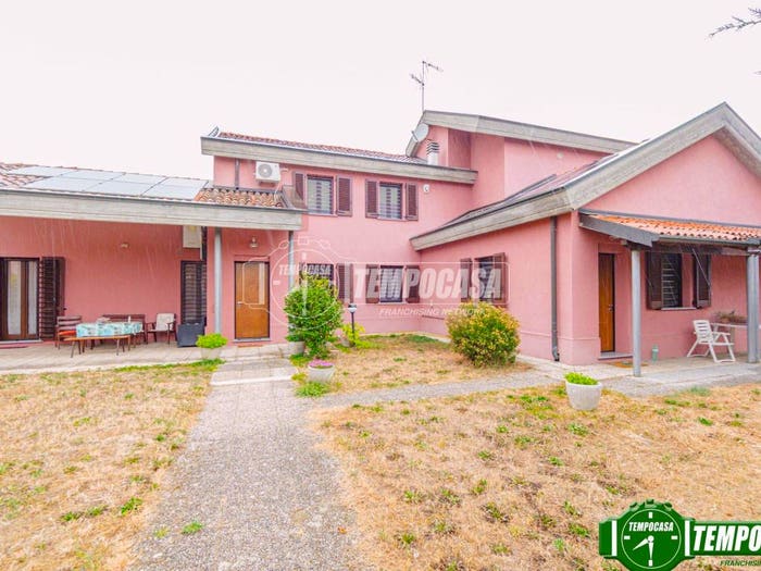 Casa con 6 locali in vendita in Via Aldo Moro, Calignano, Cura Carpignano