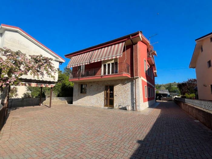 Casa con 6 locali in vendita in Viale Italia, Canelli