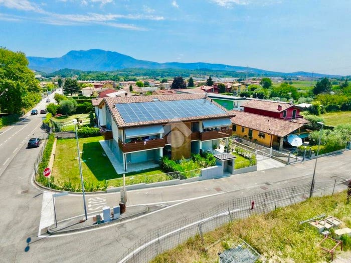 Appartamento trilocale in vendita in Via Regina della Pace, Albaré Stazione, Costermano sul Garda