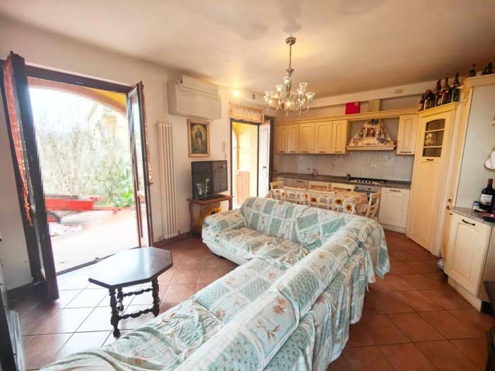 Appartamento trilocale in vendita in Via Massimo D'Azeglio, Bucine