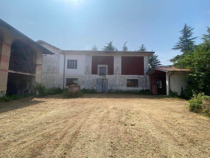 Casa con 6 locali in vendita in Via Villa, Serravalle Langhe